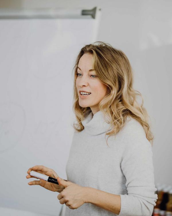 Biogena Kursleiterin beim Referieren