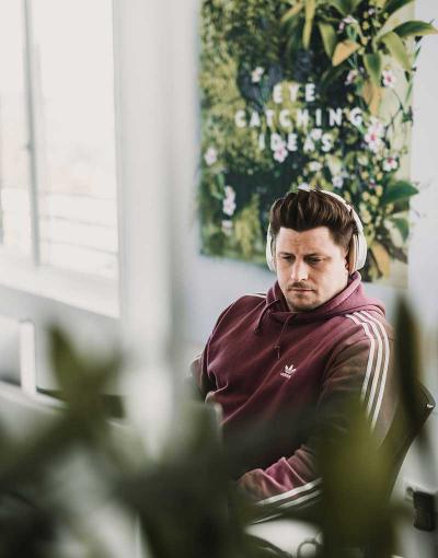 Developer Mario beim Programmieren