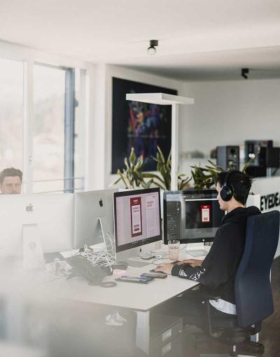 Mitarbeiter von Eyedea beim arbeiten