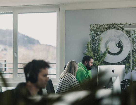 Drei Mitarbeiter von Eyedea beim arbeiten in der Agentur